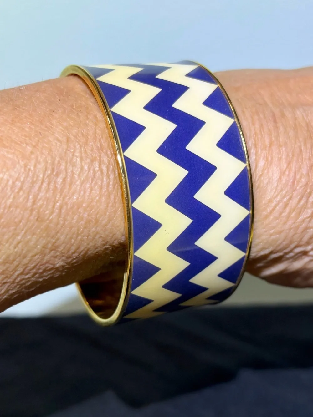 Kate Spade Chevron Design Enamel Bangle in Navy and Cream Summer Nautical Flair - Picture 5 of 6